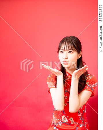 A portrait of a proboscis on a red background, written by a female cheongsam. 85851833