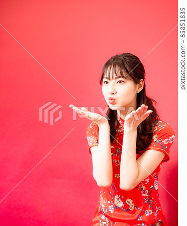 A portrait of a proboscis on a red background, written by a female cheongsam. 85851835