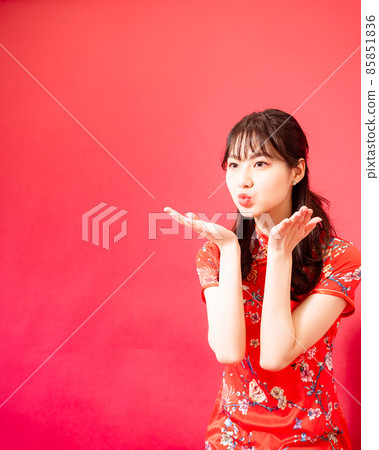 A portrait of a proboscis on a red background, written by a female cheongsam. 85851836