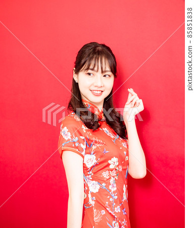 A hand-shaped hand-shaped gesture for a red background with a flag sword written by a female cheongsam. A hand-shaped hand-shaped gesture for a red background with a flag sword written by a female cheongsam. 85851838