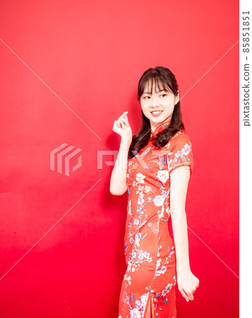 紅色背景的手形手形手勢,由女性旗袍書寫的旗劍。 紅色背景的手形手形手勢,由女性旗袍書寫的旗劍。 85851851