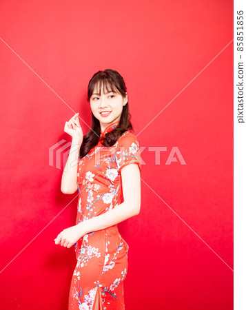 紅色背景的手形手形手勢,由女性旗袍書寫的旗劍。 紅色背景的手形手形手勢,由女性旗袍書寫的旗劍。 85851856