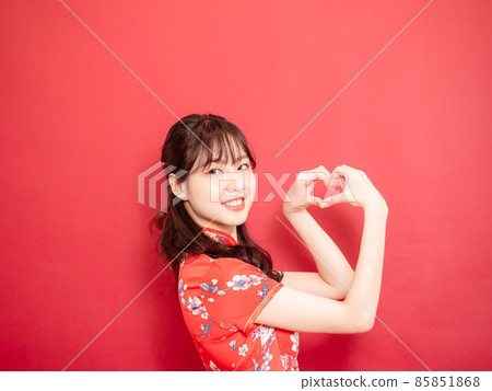 紅色背景的手形手勢，帶有女性旗袍的旗幟。 85851868