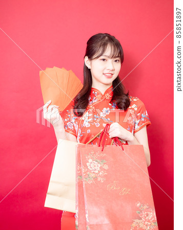 Beautiful New Year's bag by female cheongsam, traditional flag, cheongsam, red envelope, Japanese cheongsam bag, red-colored background farming New Year concept. Beautiful New Year's bag by female cheongsam, traditional flag, cheongsam, red envelope, Japanese cheongsam bag, red-colored background farming New Year concept. 85851897