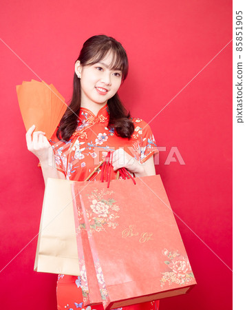 由女性旗袍、傳統國旗、旗袍、紅包、日本旗袍袋、紅色背景農曆新年概念組成的美麗新年包。 由女性旗袍、傳統國旗、旗袍、紅包、日本旗袍袋、紅色背景農曆新年概念組成的美麗新年包。 85851905