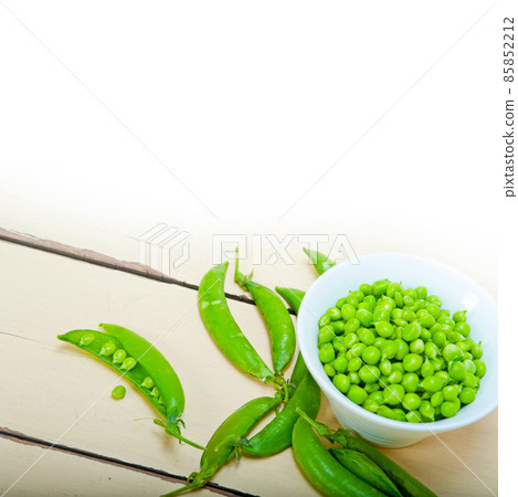 hearthy fresh green peas 85852212