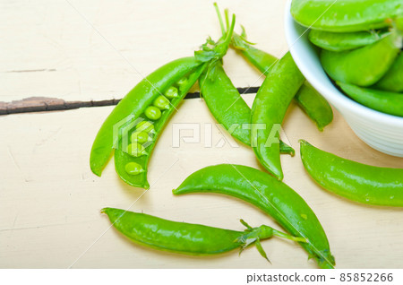 hearthy fresh green peas 85852266