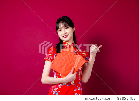 紅色背景中穿紅旗袍的漂亮女孩 紅色背景中穿紅旗袍的漂亮女孩 85852493
