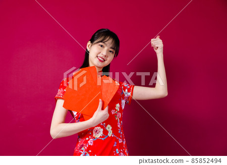 紅色背景中穿紅旗袍的漂亮女孩 紅色背景中穿紅旗袍的漂亮女孩 85852494