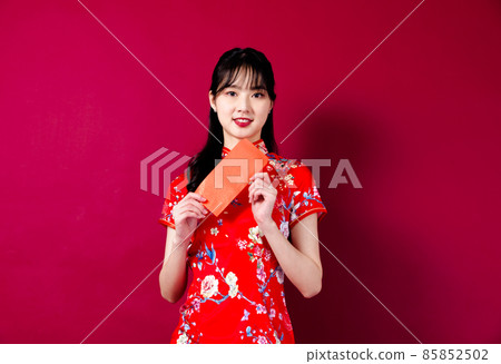 紅色背景中穿紅旗袍的漂亮女孩 紅色背景中穿紅旗袍的漂亮女孩 85852502