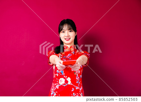 紅色背景中穿紅旗袍的漂亮女孩 紅色背景中穿紅旗袍的漂亮女孩 85852503
