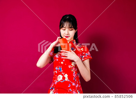 紅色背景中穿紅旗袍的漂亮女孩 紅色背景中穿紅旗袍的漂亮女孩 85852506