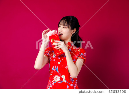 紅色背景中穿紅旗袍的漂亮女孩 紅色背景中穿紅旗袍的漂亮女孩 85852508