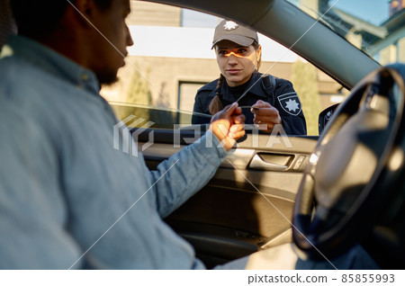 Policewoman stop car and check driver license 85855993