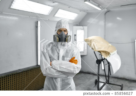 Car mechanic in mask in paint chamber 85856027