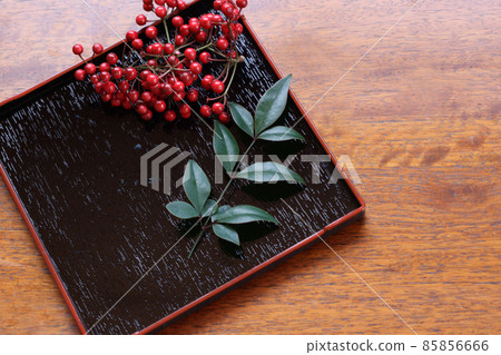 Thousands of fruits and nandina leaves on black tableware 85856666