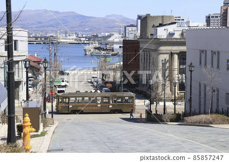 通過八幡坂函館電車2號線前往函館碼頭的電車 通過八幡坂函館電車2號線前往函館碼頭的電車 85857247