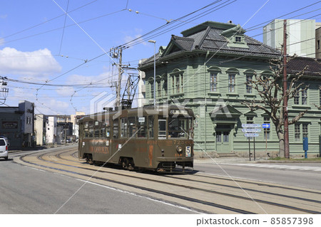 Motomachi, Hakodate City, a tram that passes in front of the Hakodate tourist attraction "Soma Corporation" Motomachi, Hakodate City, a tram that passes in front of the Hakodate tourist attraction "Soma Corporation" 85857398
