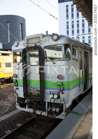[Vertical composition] Kiha 40 series 1700 series arrived at JR Hakodate Station 85857487