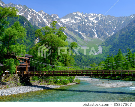 Nagano / Kamikochi / Kappa Bridge and the fresh green Hotaka mountain range 85857867