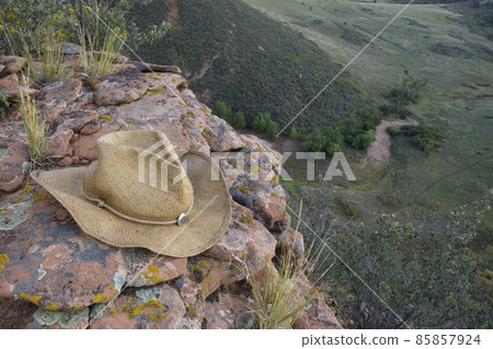 straw cowboy hat on sandstone rocks 85857924