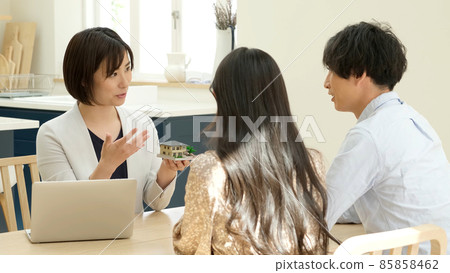 Female homebuilder explaining real estate 85858462