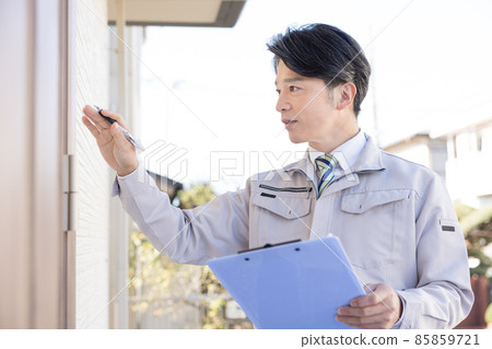 改造 一個檢查外牆的人 85859721