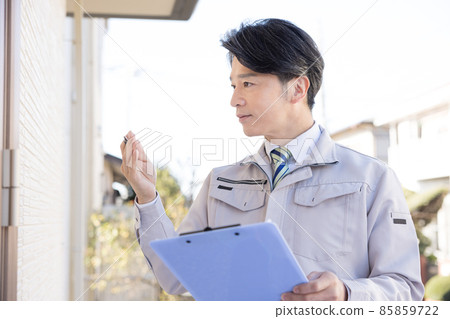 改造 一個檢查外牆的人 85859722