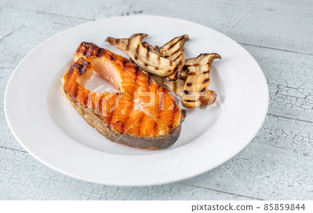 Grilled salmon steak with mushrooms 85859844
