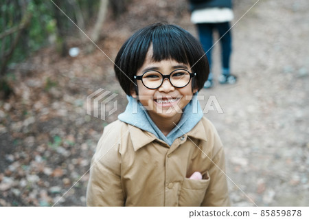 戴眼鏡的女孩,視力低下,兒童肖像 戴眼鏡的女孩,視力低下,兒童肖像 85859878