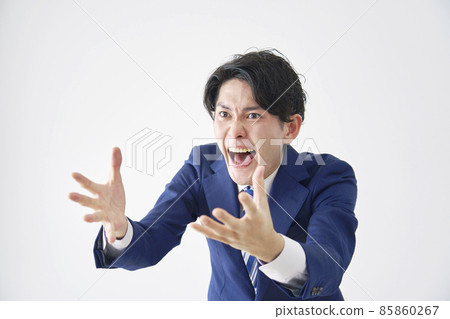商人憤怒白色背景 85860267