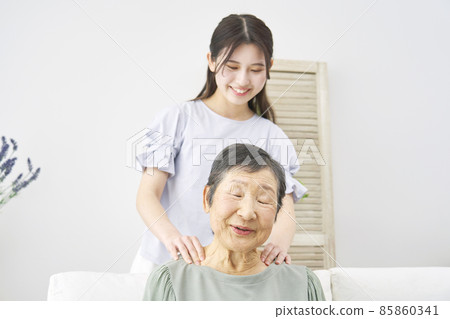 祖母和孫女肩冷杉 85860341