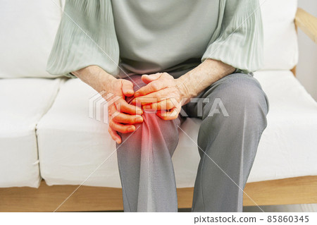 Elderly knee pain without face 85860345