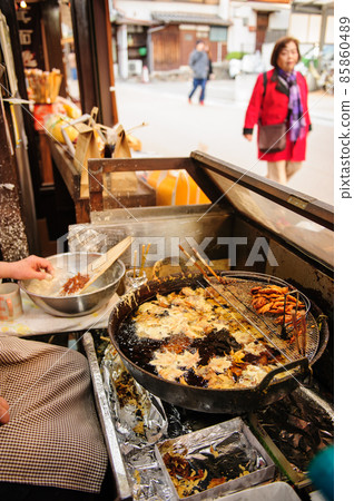 Osaka Minoo Park's Specialty Momiji Tempura (Tempura Maple Leaves) 85860489