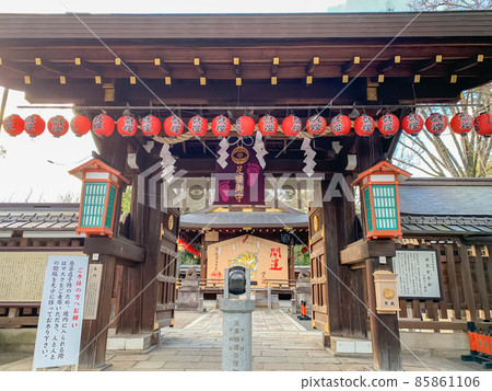 The front gate of Kyoto Goo Shrine and the votive tablet of the tiger 85861106
