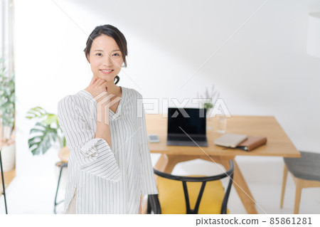 Work at home, housewife, upper body 85861281