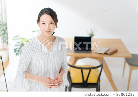 Work at home, housewife, upper body 85861282