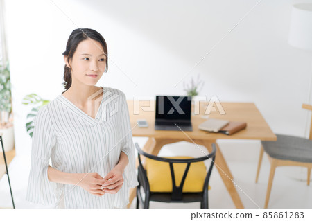 Work at home, housewife, upper body 85861283