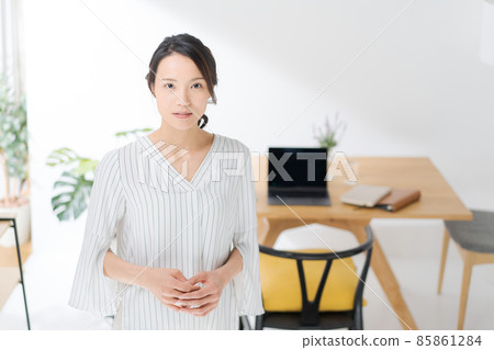 Work at home, housewife, upper body 85861284