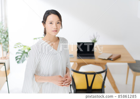 Work at home, housewife, upper body 85861285