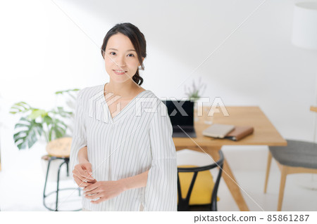 Work at home, housewife, upper body 85861287