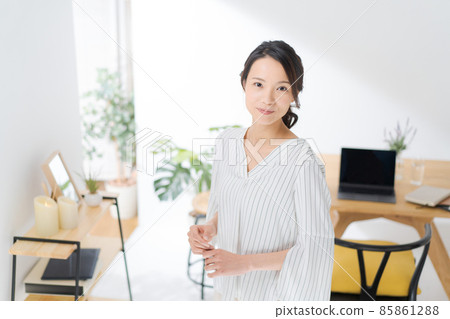 Work at home, housewife, upper body 85861288