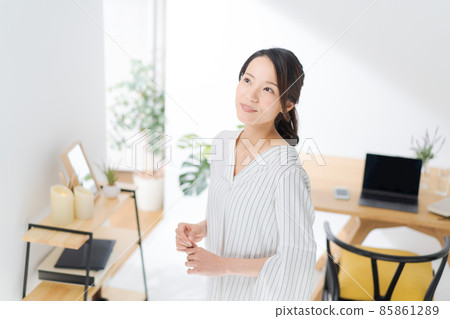 Work at home, housewife, upper body 85861289
