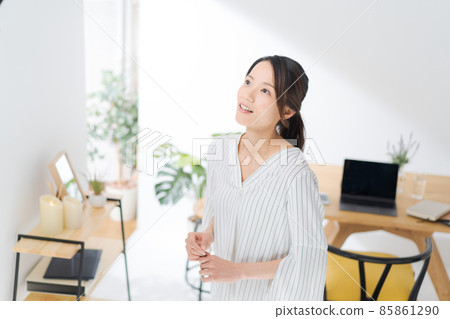 Work at home, housewife, upper body 85861290