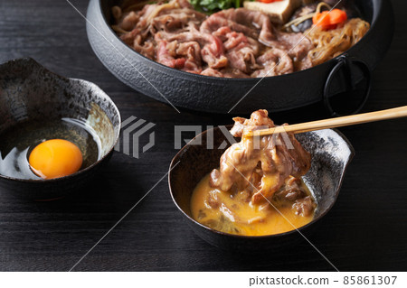 Sukiyaki meat is soaked in raw eggs and eaten 85861307