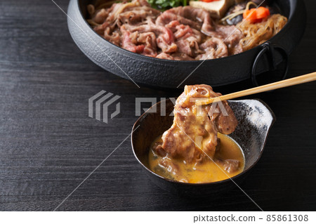 Sukiyaki meat is soaked in raw eggs and eaten 85861308
