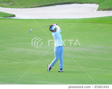 女子高爾夫球手 女子高爾夫、近距離擊球 女子高爾夫球手 女子高爾夫、近距離擊球 85861642
