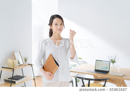 在家工作 女性 30 多歲 在家工作 女性 30 多歲 85861687