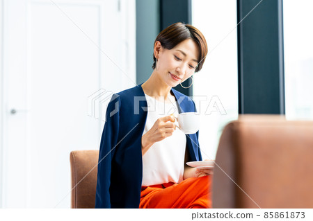一個在咖啡館放鬆的中年婦女 一個在咖啡館放鬆的中年婦女 85861873