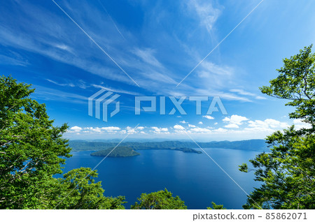 [Lake Towada, Aomori Prefecture] A large panoramic view of Lake Towada from Mt. Ohanabe 85862071